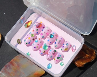 Uñas postizas arcoíris: espectro brillante, base rosa suave