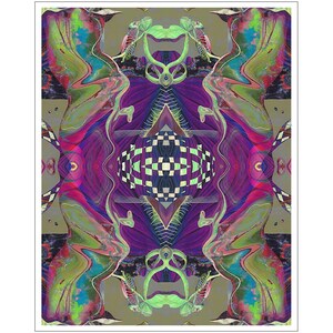 Op de afbeelding: Abstracte kunstprint met een symmetrisch ontwerp en levendige kleuren. Het kunstwerk toont een centraal geblokt patroon in zwart en wit, omgeven door paarse, groene en roze organische vormen. De achtergrond is een gedempt grijs.