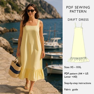 Op de afbeelding: Een vrouw draagt een lichtgele jurk met vierkante hals en gefranjerde zoom, met een strooien draagtas met blauwe strepen. De afbeelding bevat een PDF-naaipatroon voor een "Drift Dress" met maten XS-XXL, stapsgewijze instructies en een stoffengids.
