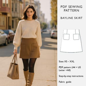 Op de afbeelding: Een vrouw draagt een crèmekleurige trui en een bruine rok met twee zakken, gecombineerd met een bruine tote bag en kniehoge laarzen. De afbeelding bevat tekst: "PDF SEWING PATTERN BAYLINE SKIRT" en patroonmaten. De rok is een klassiek ontwerp.