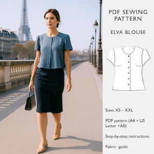 Könnte beinhalten: Eine Frau in einer blauen Bluse und einem schwarzen Rock geht einen Weg entlang. Die Bluse hat kurze Ärmel und Knöpfe. Der Text rechts lautet "PDF SEWING PATTERN ELVA BLOUSE" und "Größen XS - XXL".