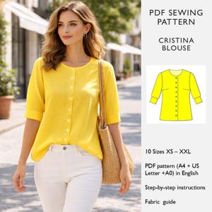 Puede incluir: Una mujer con una blusa amarilla abotonada y mangas tres cuartos, combinada con pantalones blancos. La imagen incluye un patrón de costura PDF para una "Blusa Cristina" con instrucciones paso a paso y una guía de telas. El patrón está disponible en 10 tallas, de la XS a la XXL.