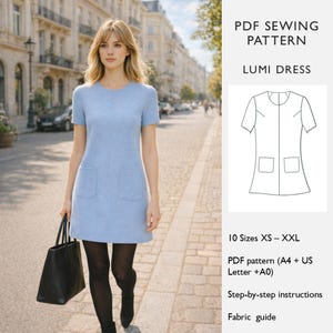 Puede incluir: Un vestido Lumi azul claro con mangas cortas y dos bolsillos delanteros. El vestido se muestra en una persona caminando por una calle de la ciudad. La imagen también incluye un patrón de costura PDF con el texto "LUMI DRESS".