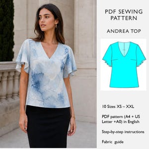 Peut inclure: Une femme porte un haut bleu clair à col en V avec un motif aquarelle et des manches évasées. L'image comprend un schéma du haut et le texte : "PDF Sewing Pattern Andrea Top". Le patron est disponible en tailles XS-XXL.