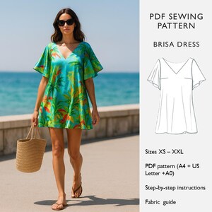 Puede incluir: Una mujer con un vestido corto con cuello en V con un estampado tropical de hojas de palmera verdes, naranjas y amarillas sobre un fondo azul. El vestido tiene mangas cortas y acampanadas. La imagen también muestra un patrón de costura PDF para el vestido Brisa, tallas XS-XXL.