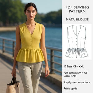 Può includere: Una donna indossa una camicetta gialla senza maniche con scollo a V e chiusura con bottoni, abbinata a pantaloni grigi. La camicetta ha un dettaglio a peplo. L'immagine include un modello di cucito PDF per una "Nata Blouse".
