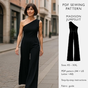 Könnte beinhalten: Eine Frau in einem schwarzen One-Shoulder-Jumpsuit geht auf einer Straße. Das Bild enthält ein PDF-Schnittmuster für einen "MADISON JUMPSUIT" in den Größen XS-XXL. Das Muster enthält Schritt-für-Schritt-Anleitungen und eine Stoffanleitung.