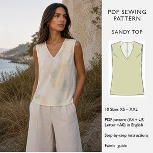 Può includere: Una donna indossa un top senza maniche color crema con scollo a V e pantaloni abbinati. Il top presenta un design ad acquerello nei toni del verde, giallo e pesca. L'immagine include anche un diagramma del modello di cucito "SANDY TOP", con il testo "PDF SEWING PATTERN".