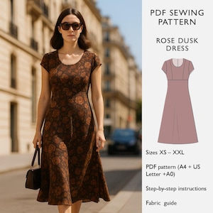 Op de afbeelding: Een vrouw draagt een bruine jurk met bloemenprint, korte mouwen en een knielange rok. De afbeelding bevat een PDF-naaipatroon voor de "Rose Dusk Dress". Het patroon is verkrijgbaar in maten XS-XXL.