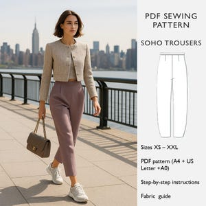 Op de afbeelding: Een vrouw draagt een beige cropped jasje, een bijpassende top en een mauve broek, gecombineerd met witte sneakers en een grijze handtas. De afbeelding bevat een PDF naaipatroon voor "SOHO TROUSERS" in maten XS-XXL, instructies en een stoffengids.