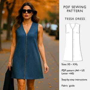 Könnte beinhalten: Ein ärmelloses, blaues Kleid mit V-Ausschnitt und durchgehendem Reißverschluss. Das Kleid ist knielang und wird von einer Person mit Sonnenbrille getragen. Das Bild enthält auch ein PDF-Schnittmuster für das Tessa-Kleid, Größen XS-XXL, Schritt-für-Schritt-Anleitungen.