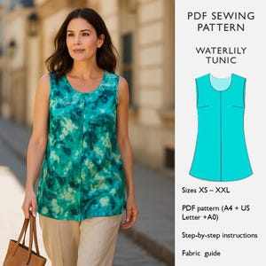 Op de afbeelding: Een vrouw draagt een mouwloze tuniek met een turquoise en groen aquarelpatroon. De tuniek heeft een ronde hals en een knoopsluiting aan de voorkant. De afbeelding bevat een diagram van de tuniek en de tekst "PDF Sewing Pattern Waterlily Tunic". Maten XS-XXL beschikbaar.