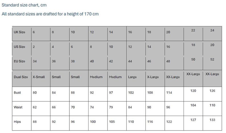 Pu&ograve; includere: Una tabella delle taglie standard in centimetri, con taglie UK, US ed EU, e taglie doppie da X-Small a XX-Large. Misure di busto, vita e fianchi, con misure del busto da 80 cm a 126 cm.