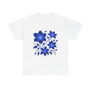 ブルーフラワーレディースシャツ、花柄Tシャツ、彼女へのギフト、グラフィックTシャツ、春のファッション