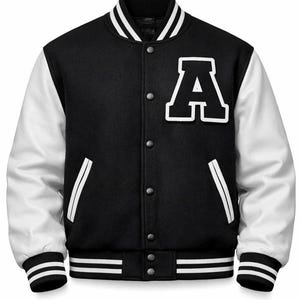 Può includere: Una tazza di ceramica bianca con un manico nero e la scritta "But First, Coffee" in stile scritto a mano. La tazza è su una superficie bianca. La tazza è alta circa 10 cm.