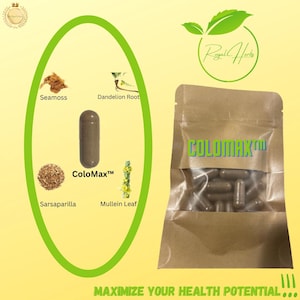 Puede incluir: Imagen de una bolsa de papel marrón llena de cápsulas marrones etiquetadas "ColoMax™". Junto a ella, un óvalo verde contiene imágenes de Seamoss, raíz de diente de león, zarzaparrilla y gordolobo. El texto "MAXIMIZA TU POTENCIAL DE SALUD" está en la parte inferior.