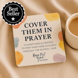 Puede incluir: Una tarjeta cuadrada con el texto "COVER THEM IN PRAYER" y "10 ESCRITURAS Y ORACIONES PARA REZAR POR SUS HIJOS DURANTE EL AÑO ESCOLAR". La tarjeta tiene manchas de pintura estilo acuarela y una insignia de "Best Seller".