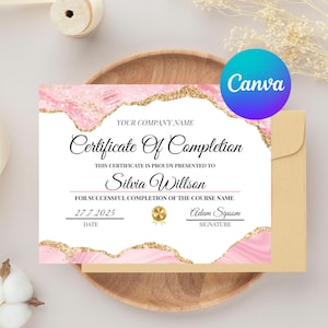 Może przedstawiać: Certyfikat ukończenia z różowym i złotym wzorem. Certyfikat zawiera tekst "Certificate Of Completion" i nazwisko "Silvia Willson". Logo Canva znajduje się w prawym górnym rogu.
