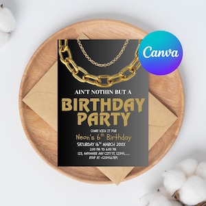 Puede incluir: Una invitación de fiesta de cumpleaños con una cadena dorada sobre un fondo negro. La invitación dice "Ain't Nothin But a Birthday Party" con detalles del evento. La invitación está sobre un plato de madera con un sobre marrón.