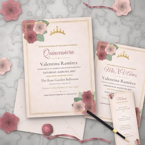 Puede incluir: Un conjunto de invitación de Quinceañera con una tarjeta color crema con bordes dorados, un icono de corona dorada e ilustraciones florales en tonos rosa y verde. El texto incluye el nombre Valentina Ramirez, la fecha 6 de marzo de 2027 y detalles del evento. Se incluye un menú a juego y un bolígrafo negro.