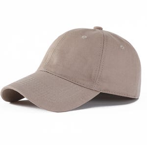 Pu&ograve; includere: Un cappellino da baseball beige con visiera curva. Il cappellino presenta un design a sei pannelli, un bottone sulla parte superiore e dettagli cuciti. Il cappello &egrave; realizzato in tessuto tinta unita ed &egrave; adatto per abbigliamento casual.