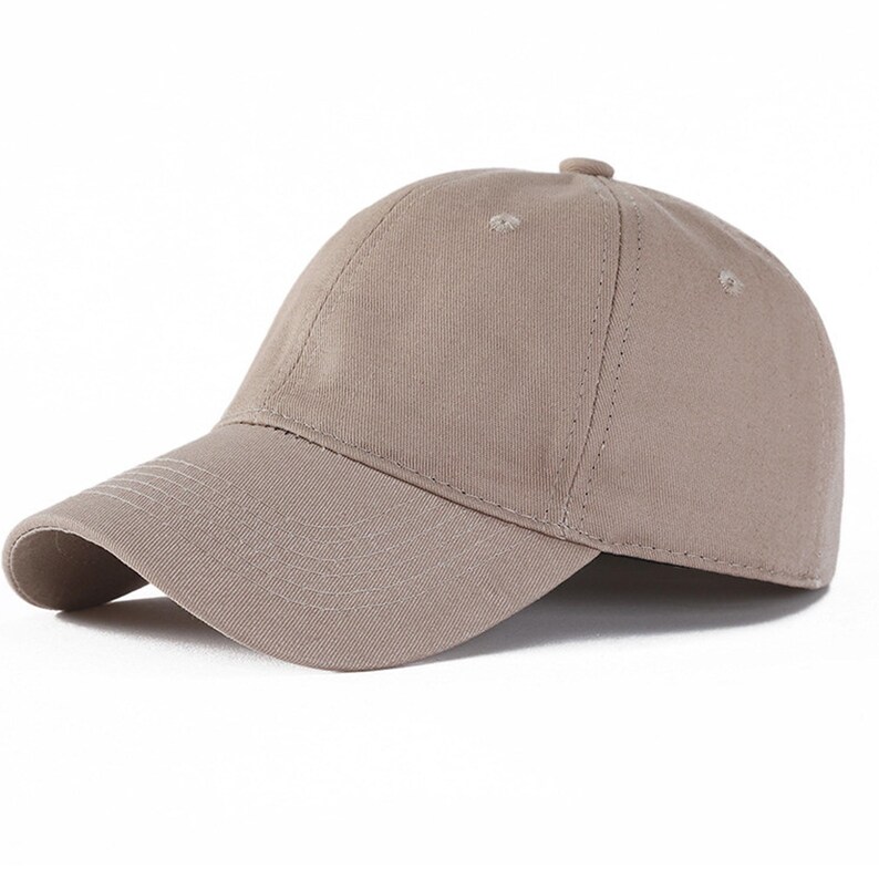 Pu&ograve; includere: Un cappellino da baseball beige con visiera curva. Il cappellino presenta un design a sei pannelli, un bottone sulla parte superiore e dettagli cuciti. Il cappello &egrave; realizzato in tessuto tinta unita ed &egrave; adatto per abbigliamento casual.