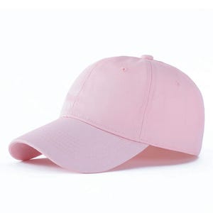 Pu&ograve; includere: Cappellino da baseball rosa chiaro con visiera curva. Il cappello &egrave; realizzato in un tessuto morbido e presenta un bottone sulla parte superiore. Il cappello &egrave; di colore uniforme ed &egrave; adatto per abbigliamento casual.