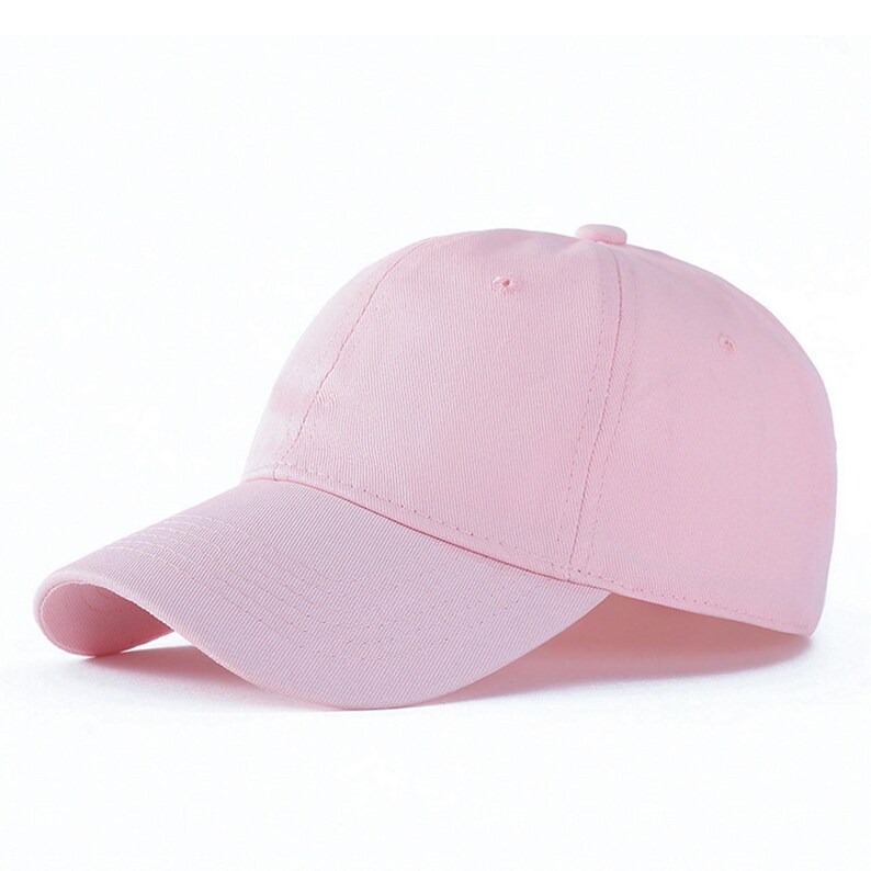 Pu&ograve; includere: Cappellino da baseball rosa chiaro con visiera curva. Il cappello &egrave; realizzato in un tessuto morbido e presenta un bottone sulla parte superiore. Il cappello &egrave; di colore uniforme ed &egrave; adatto per abbigliamento casual.
