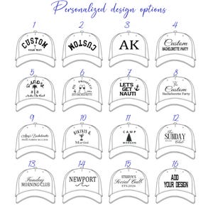 Pu&ograve; includere: Una collezione di cappellini da baseball bianchi con vari disegni di testo neri. I disegni includono testo personalizzato, iniziali e frasi come "Bachelorette Party" e "Funday Morning Club". L'immagine &egrave; etichettata come "Opzioni di design personalizzate".