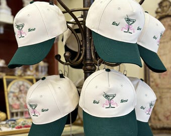 Broderad Martini Time-hatt, rosettcocktail-truckerkeps, personlig möhippa-present