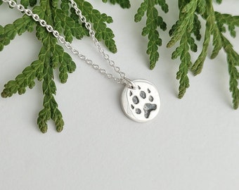 Silver wolf paw print disc necklace - Wildlife jewelry - Animal spirit pendant