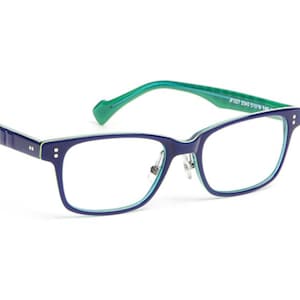 Può includere: Occhiali rettangolari blu navy con bordo interno azzurro e aste verdi. Le aste hanno un design strutturato. Gli occhiali hanno lenti trasparenti e un design moderno. La montatura è larga circa 14 cm.