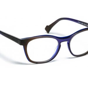 Puede incluir: Gafas con montura marrón oscuro y azul. Las gafas tienen forma rectangular con bordes redondeados. Las patillas son de color marrón oscuro y las lentes son transparentes. La montura tiene una combinación de colores de dos tonos, con marrón oscuro en los bordes exteriores y azul en los bordes interiores.