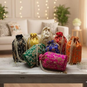 Puede incluir: Una colección de coloridos bolsos con cordón bordados en varios colores, incluyendo negro, verde, amarillo, blanco, azul, rojo, naranja y rosa. Cada bolso está adornado con intrincados bordados dorados y detalles de cuentas perladas.