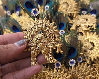 Broche tradicional devocional de Krishna con pluma de pavo real, metal dorado, diseño de flauta.
