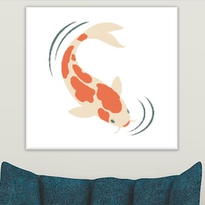Op de afbeelding: Vierkante canvas print met een gestileerde illustratie van een koi karper. De vis is crèmekleurig met oranje vlekken en zwemt naar beneden. Groene gebogen lijnen duiden op waterbeweging, tegen een witte achtergrond.