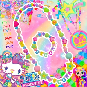 Könnte beinhalten: Ein farbenfrohes, skurriles Halsketten- und Armband-Set mit stern-, herz- und blütenförmigen Perlen. Die Halskette und das Armband buchstabieren das Wort "DECORA". Das Bild zeigt auch eine Hello Kitty-Grafik und den Text "ANGEL BLUE".