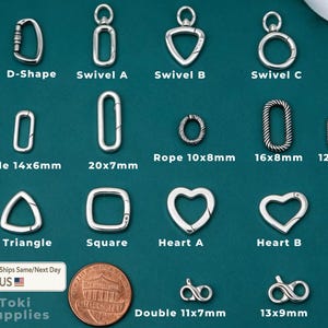 Op de afbeelding: Een verzameling zilverkleurige metalen sluitingen en connectoren in diverse vormen, waaronder D-vormen, rechthoeken, driehoeken, vierkanten en harten. Maten worden in millimeters weergegeven. Een munt is ter vergelijking.