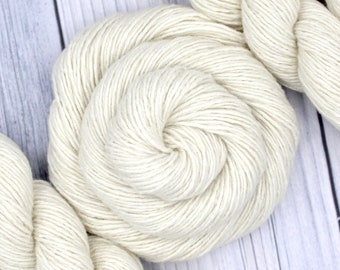 Weiße Perle - Recycelte Rayon / Wolle / Baumwolle / Nylon / Kaninchenhaar, umweltfreundlich, nachhaltig, wiedergewonnener Pullover, Upcycled Garn - Sportgewicht