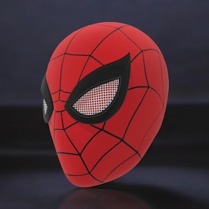 Può includere: Una maschera rossa di Spider-Man con contorni occhi neri e un motivo a ragnatela. Le lenti degli occhi sono bianche con un motivo a griglia. La maschera ha una forma arrotondata.