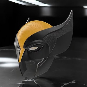 Peut inclure: Un masque de Wolverine noir et jaune, avec une section supérieure jaune texturée et des détails noirs élégants. Le masque a des oreilles pointues et un design détaillé, parfait pour le cosplay ou l'exposition.