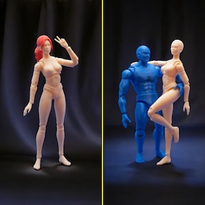 Op de afbeelding: Drie beweegbare actiefiguren. Eén figuur is perzik van kleur met rood haar en maakt een vredesteken. Een andere figuur is blauw en de derde figuur is perzik van kleur en wordt vastgehouden door de blauwe figuur.