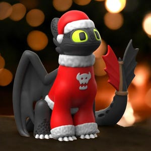 Puede incluir: Una figura de dragón negro con un atuendo navideño rojo con ribetes blancos y un gorro de Papá Noel. El dragón tiene grandes ojos amarillos y un diseño de calavera en la parte delantera del atuendo. El fondo está borroso con luces bokeh.