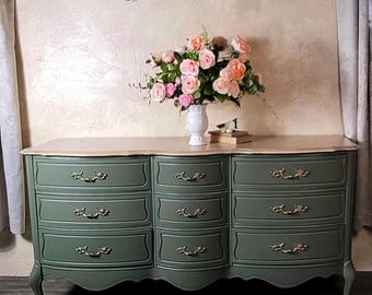 Broyhill provincial dresser