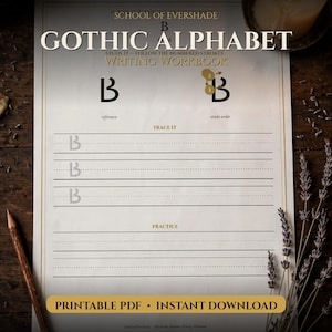 以下が含まれることがあります： School of Evershade Gothic Alphabetの練習用ワークブックのページ。文字Bが記載され、参照文字、番号付きの筆順ガイド、なぞり書き用の線、練習用の線が含まれています。テキスト：Printable PDF Instant Download。