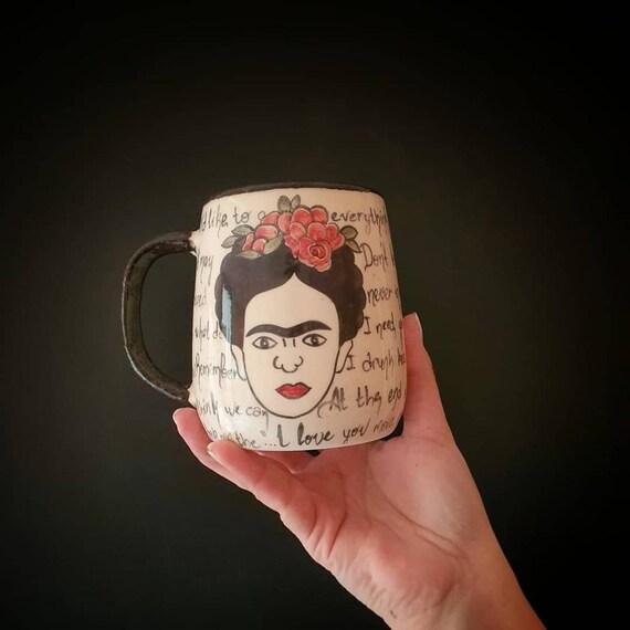 フリーダ・カーロ 陶器製マグカップ フリーダ・カーロのマグカップ：手作りの陶器製コーヒーカップ、芸術的