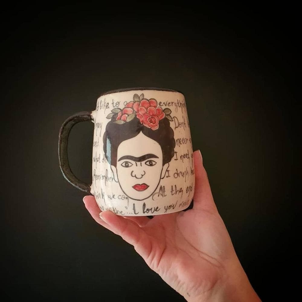 フリーダ・カーロのマグカップ：手作りの陶器製コーヒーカップ、芸術的
