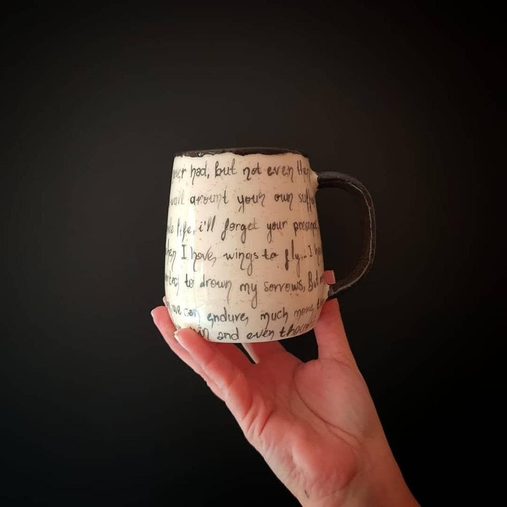 フリーダ・カーロのマグカップ：手作りの陶器製コーヒーカップ、芸術的