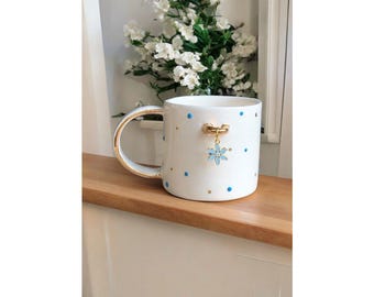 Taza Flor Azul: Taza de Cerámica Hecha a Mano con Oro de 24 K - Elegant Pottery