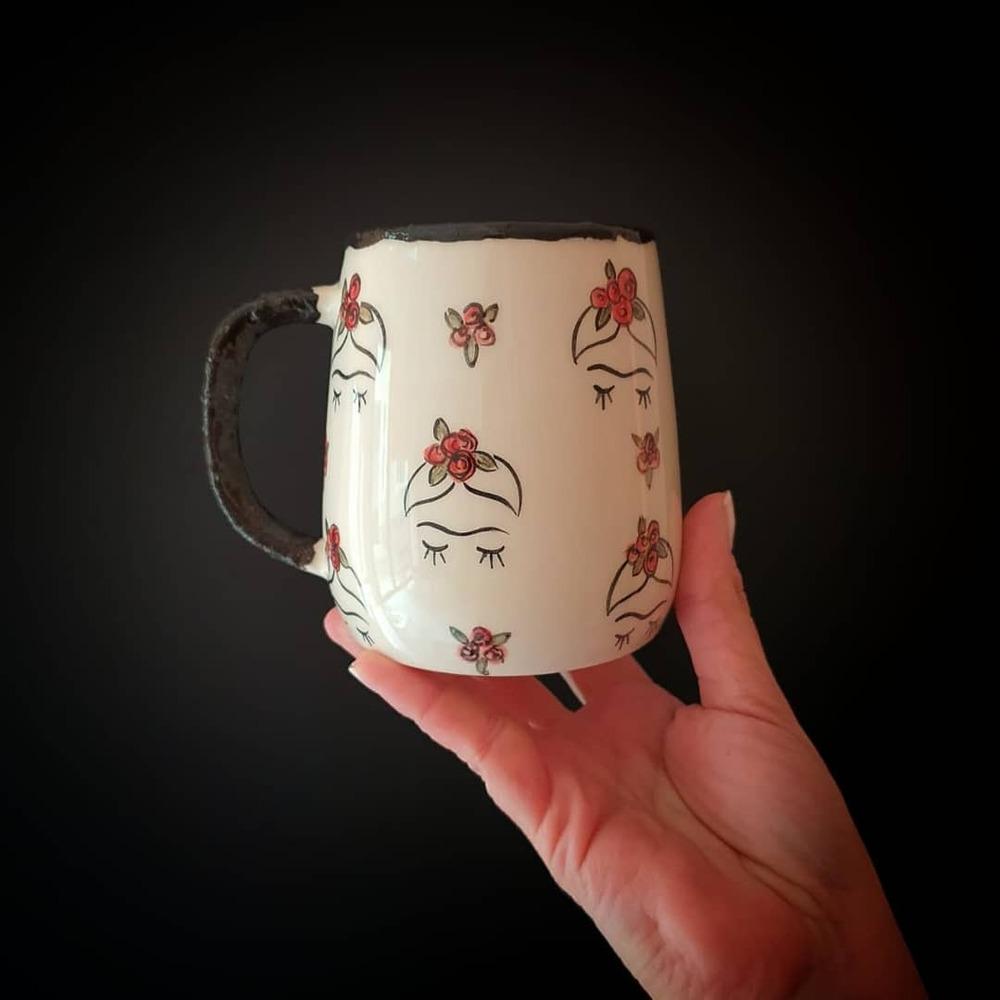 フリーダ・カーロのマグカップ：手作りの陶器製コーヒーカップ、芸術的